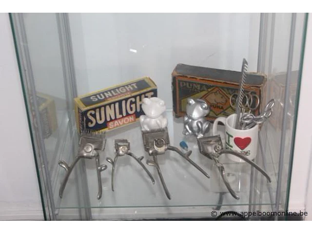 Vitrinekast met inhoud wo. vintage kapperspullen - afbeelding 3 van  5