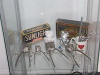 Vitrinekast met inhoud wo. vintage kapperspullen - afbeelding 3 van  5