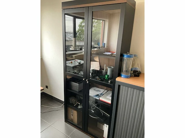 Vitrinekast met inhoud - afbeelding 1 van  4
