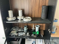 Vitrinekast met inhoud - afbeelding 2 van  4
