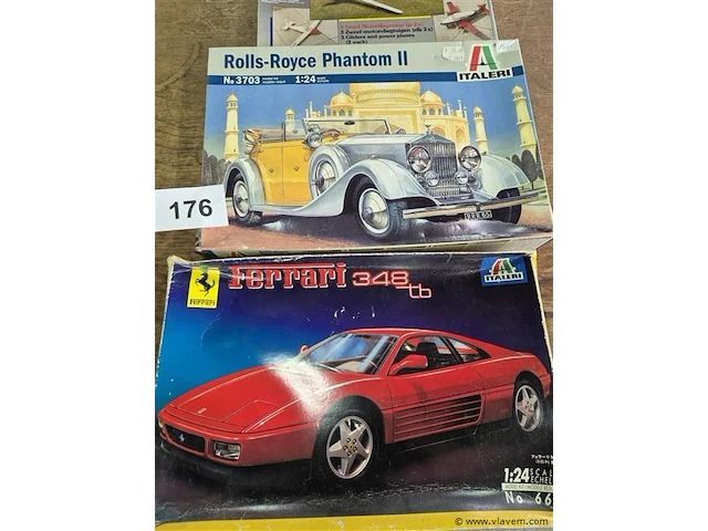 Vliegtuig en 3x auto - afbeelding 2 van  3