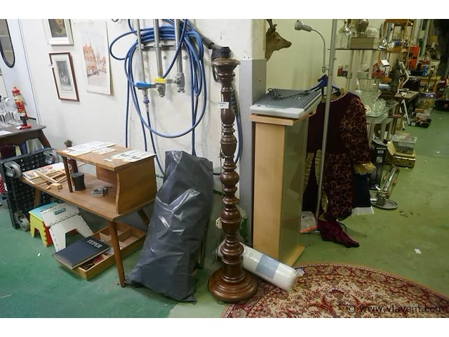 Vloerlamp in hout - afbeelding 1 van  1