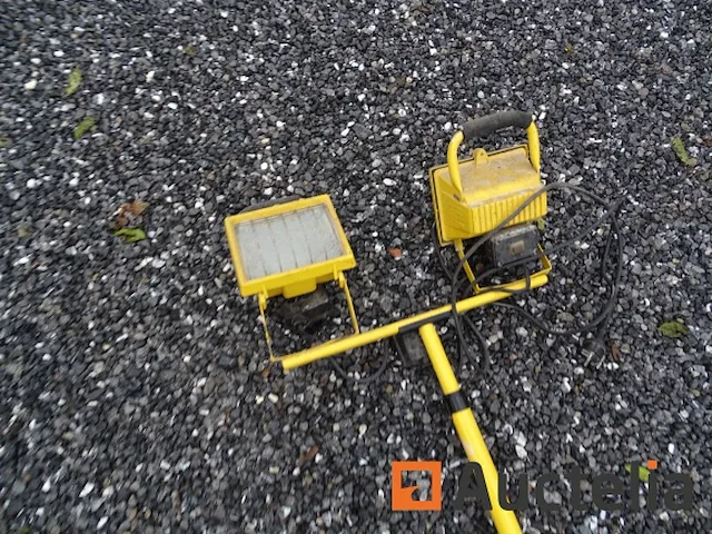 Voet met 2 lamps halogeen bouwplaats - afbeelding 1 van  5