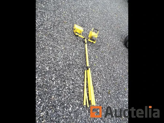 Voet met 2 lamps halogeen bouwplaats - afbeelding 2 van  5