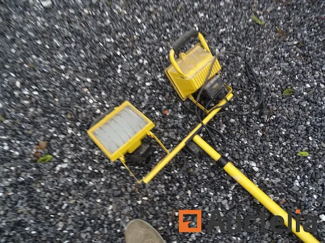 Voet met 2 lamps halogeen bouwplaats - afbeelding 3 van  5