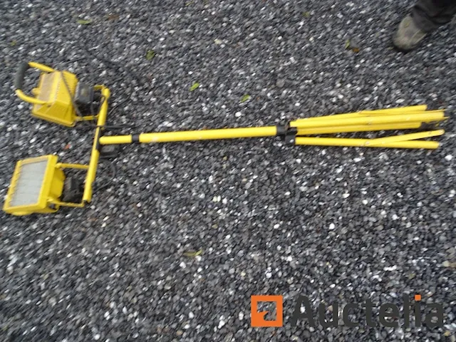 Voet met 2 lamps halogeen bouwplaats - afbeelding 5 van  5