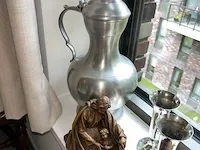 Voetbankje, houten bijzettafel en enige decoratie - afbeelding 2 van  10