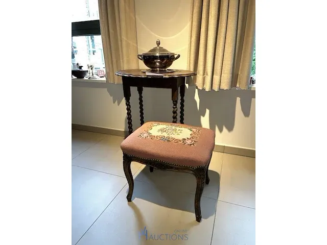 Voetbankje, houten bijzettafel en enige decoratie - afbeelding 1 van  10