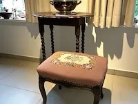Voetbankje, houten bijzettafel en enige decoratie - afbeelding 1 van  10
