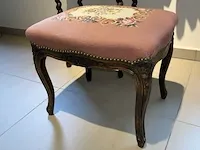 Voetbankje, houten bijzettafel en enige decoratie - afbeelding 3 van  10
