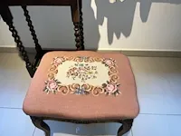 Voetbankje, houten bijzettafel en enige decoratie - afbeelding 4 van  10
