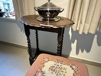 Voetbankje, houten bijzettafel en enige decoratie - afbeelding 5 van  10
