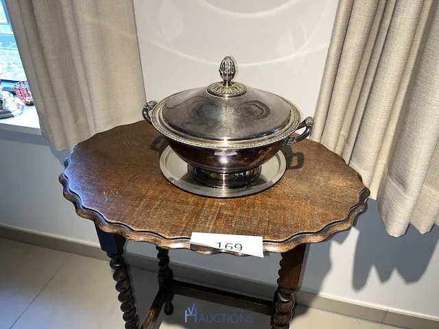 Voetbankje, houten bijzettafel en enige decoratie - afbeelding 6 van  10
