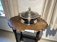 Voetbankje, houten bijzettafel en enige decoratie - afbeelding 6 van  10