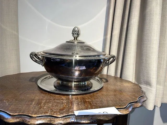 Voetbankje, houten bijzettafel en enige decoratie - afbeelding 7 van  10