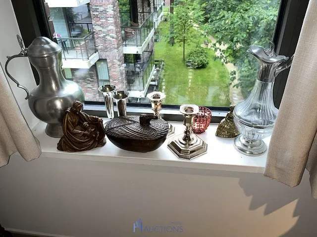 Voetbankje, houten bijzettafel en enige decoratie - afbeelding 8 van  10
