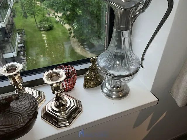 Voetbankje, houten bijzettafel en enige decoratie - afbeelding 9 van  10