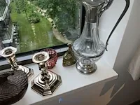 Voetbankje, houten bijzettafel en enige decoratie - afbeelding 9 van  10