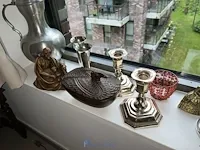 Voetbankje, houten bijzettafel en enige decoratie - afbeelding 10 van  10