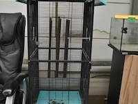 Vogelkooi met zadeldak