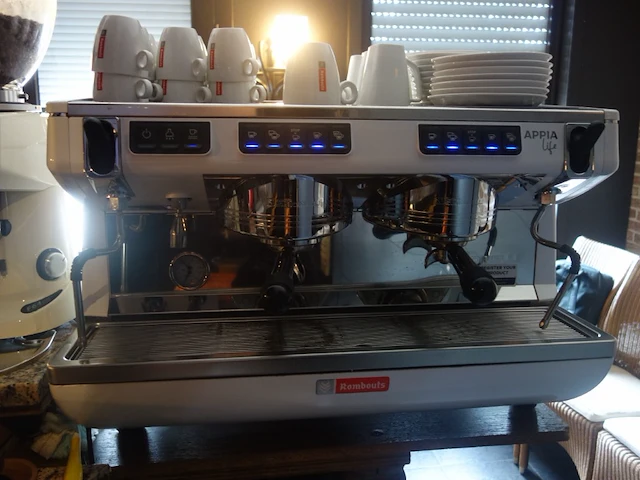 Volautomatische koffiemachine simonelli - afbeelding 2 van  6