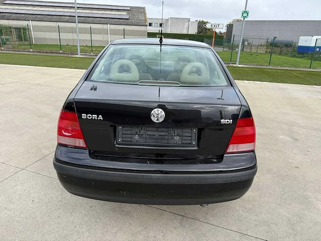 Volkswagen - 2000 - bora - personenauto - afbeelding 2 van  26