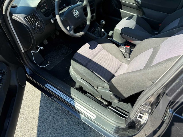 Volkswagen - 2004 - golf - 4 - personenauto - afbeelding 7 van  19