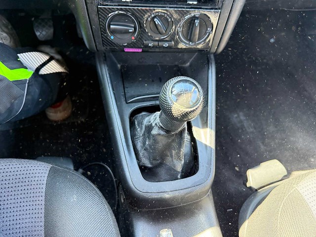 Volkswagen - 2004 - golf - 4 - personenauto - afbeelding 9 van  19