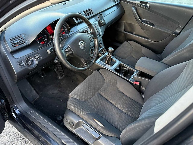 Volkswagen - 2005 - passat - personenauto - afbeelding 18 van  28