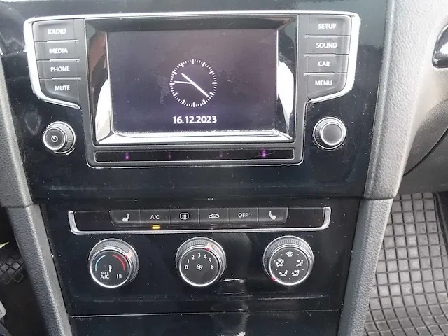 Volkswagen - golf - personenauto - afbeelding 16 van  28
