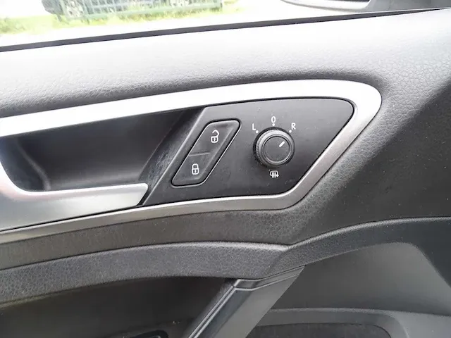 Volkswagen - golf - personenauto - afbeelding 19 van  28