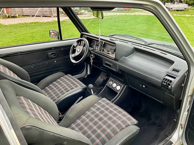 Volkswagen - golf 1 - oldtimer - afbeelding 17 van  37