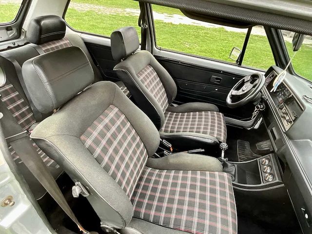 Volkswagen - golf 1 - oldtimer - afbeelding 18 van  37