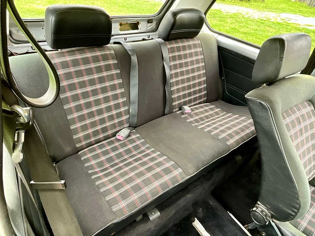 Volkswagen - golf 1 - oldtimer - afbeelding 20 van  37