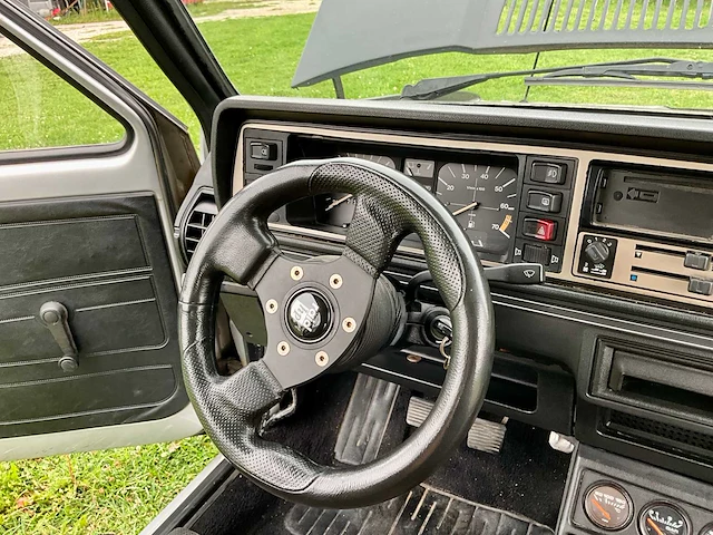 Volkswagen - golf 1 - oldtimer - afbeelding 22 van  37
