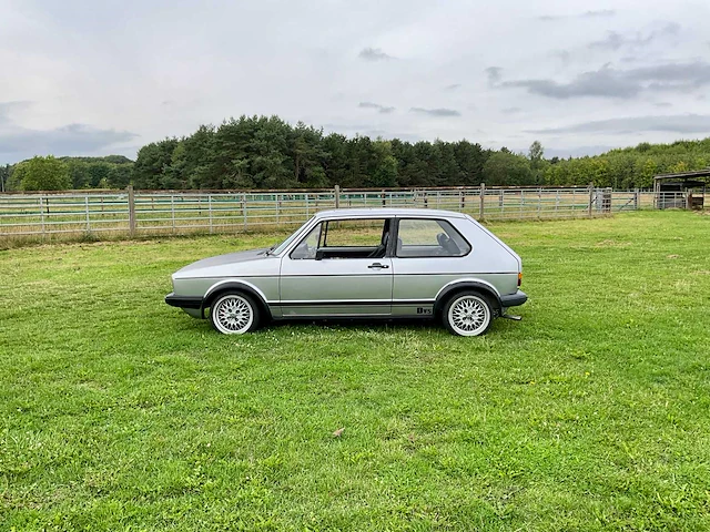 Volkswagen - golf 1 - oldtimer - afbeelding 12 van  37