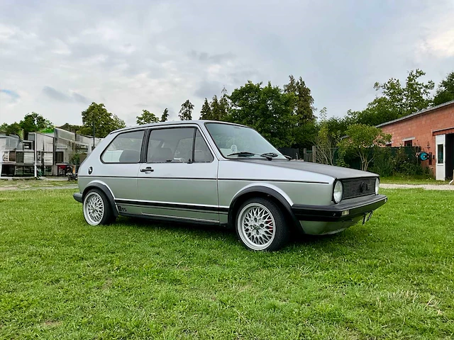 Volkswagen - golf 1 - oldtimer - afbeelding 35 van  37