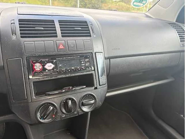 Volkswagen - polo - 1.4-16v highline - car - 2003 - afbeelding 11 van  17