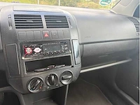 Volkswagen - polo - 1.4-16v highline - car - 2003 - afbeelding 11 van  17
