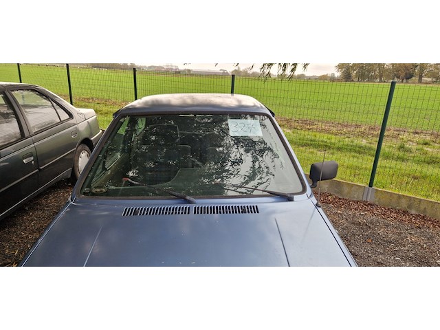 Volkswagen polo, bouwjaar '93, 1 sleutel aanwezig, geen papieren aanwezig, wagen voor onderdelen of liefhebber - afbeelding 1 van  10