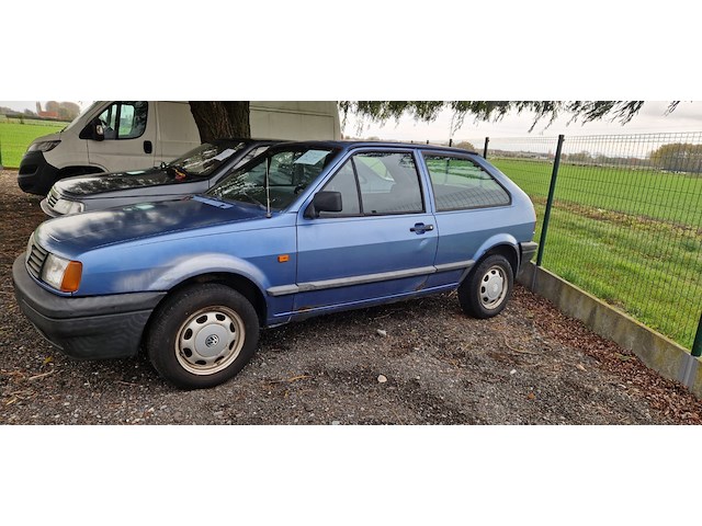 Volkswagen polo, bouwjaar '93, 1 sleutel aanwezig, geen papieren aanwezig, wagen voor onderdelen of liefhebber - afbeelding 4 van  10
