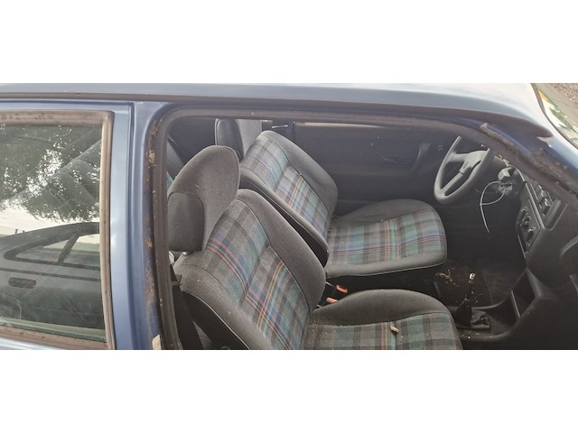 Volkswagen polo, bouwjaar '93, 1 sleutel aanwezig, geen papieren aanwezig, wagen voor onderdelen of liefhebber - afbeelding 8 van  10