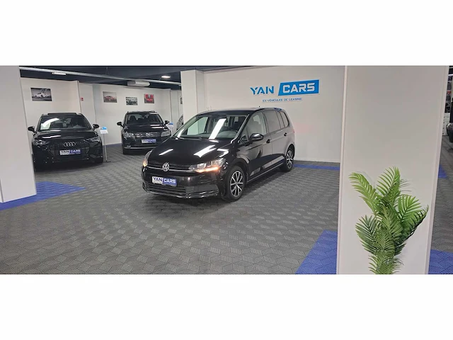 Volkswagen touran * facelift * 2.0 diesel * automatische dsg * cruise control aac + park assist voor & achter + navi + ac * - afbeelding 1 van  33
