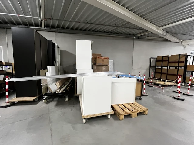 Volledig afgewerkte keuken zonder toestellen, geen plannen beschikbaar!!! - afbeelding 1 van  8