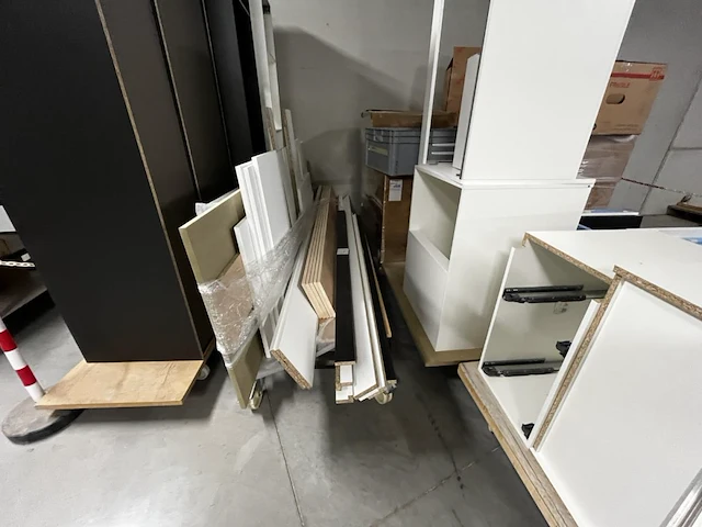 Volledig afgewerkte keuken zonder toestellen, geen plannen beschikbaar!!! - afbeelding 2 van  8