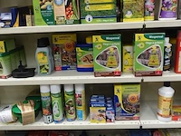 Volledig inhoud rek tuinproducten - afbeelding 2 van  13