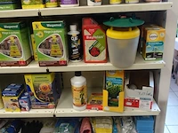 Volledig inhoud rek tuinproducten - afbeelding 5 van  13