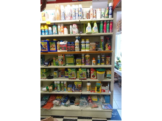 Volledig inhoud rek tuinproducten - afbeelding 8 van  13