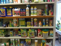 Volledig inhoud rek tuinproducten - afbeelding 8 van  13