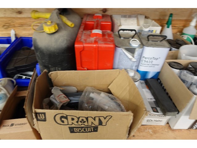 Volledig rek met inhoud - afbeelding 2 van  14